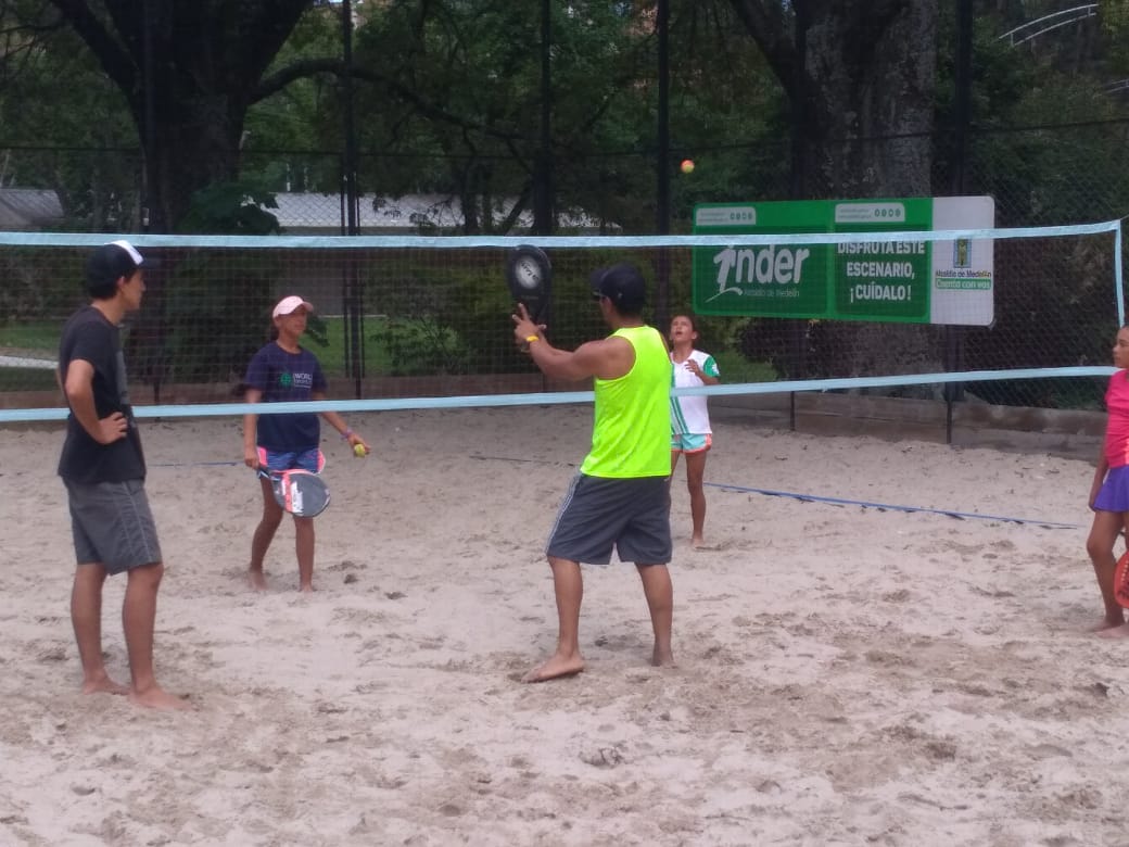 En Medellín el tenis de campo también se juega en canchas de arena