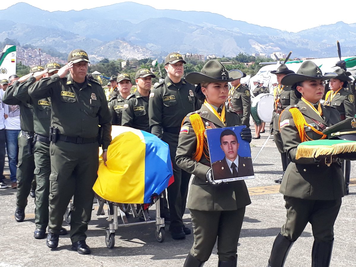 Con honores recibieron en Medellín a policía muerto en atentado en Bogotá