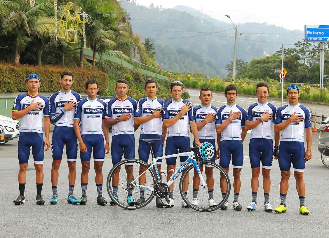 Team Medellín entregó detalles a biciusuarios