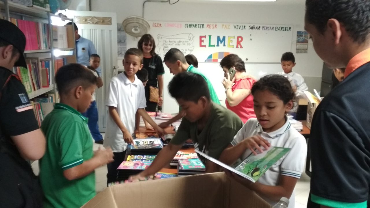 Tour Telemedellín entregó kits escolares en el barrio Altos de la Torre