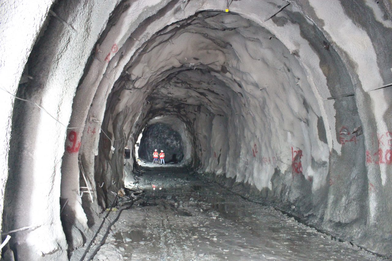 Rescatados trabajadores que cayeron a un abismo en las obras del Túnel del Toyo