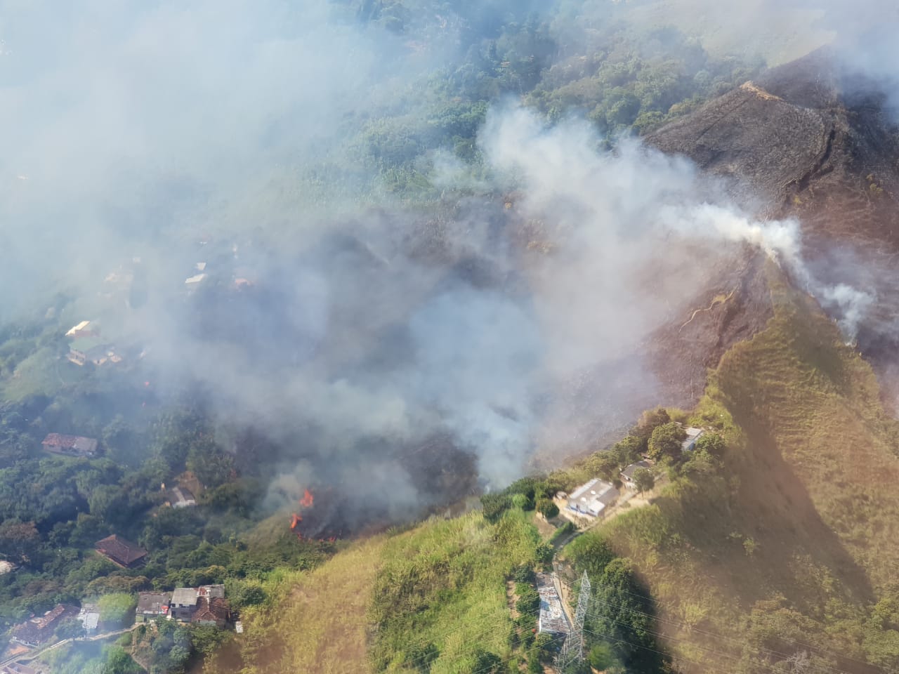 Bomberos controlaron un incendio forestal en la Comuna 13 de Medellín