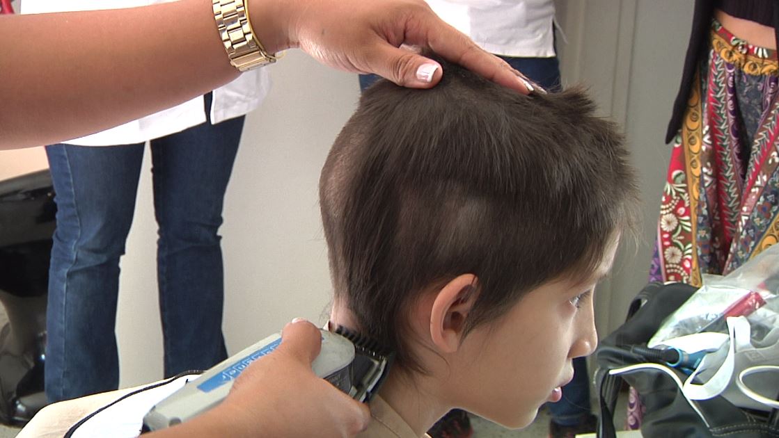 Niño de 9 años dejó crecer su cabello para donarlo a pacientes con cáncer