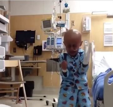 Un niño celebró con un baile la finalización de su tratamiento de cáncer