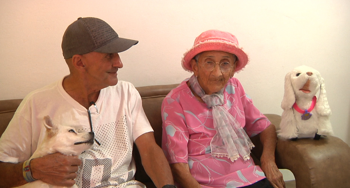 A sus 95 años, esta abuela del Doce de Octubre, pinta, teje y dibuja