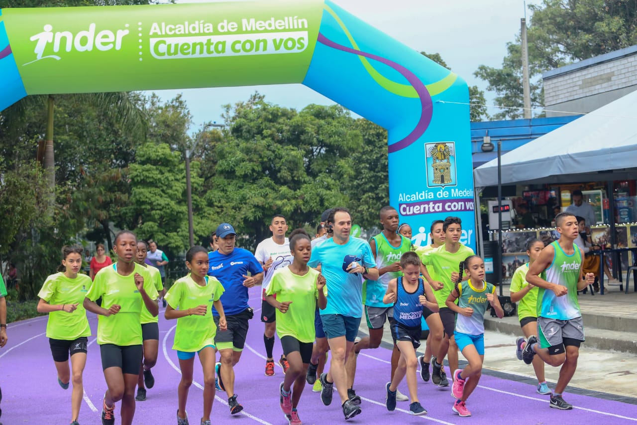 Habitantes de Belén celebran la nueva pista de atletismo