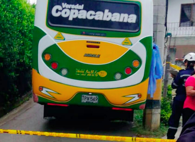 Menor murió al sacar la cabeza por un bus de Copacabana