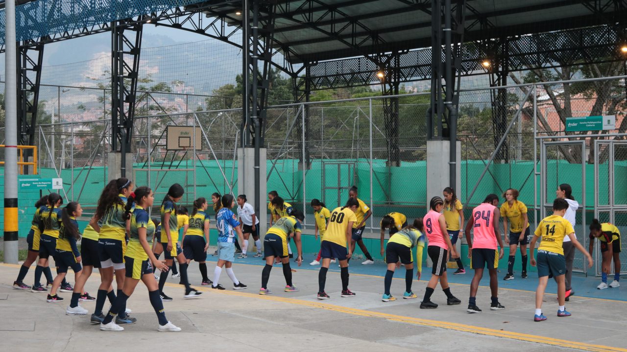 Mujeres futbolistas de Medellín alzan su voz por la equidad de género