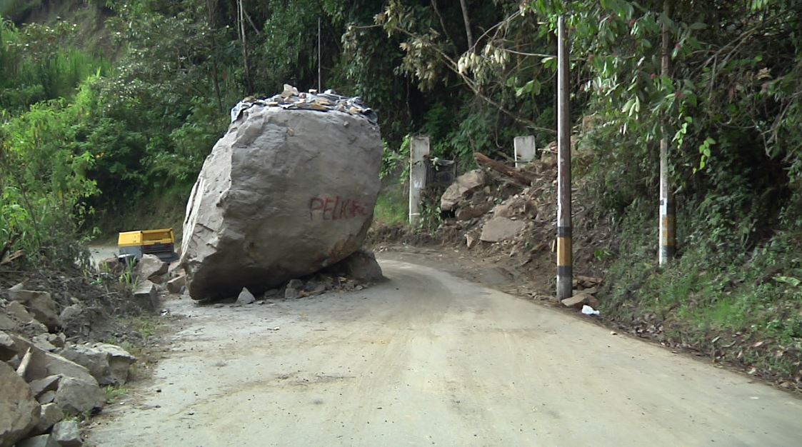 Una roca impide el paso vehicular en la vía al corregimiento de Palmitas
