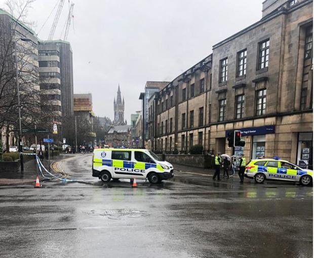 Desalojan universidad de Glasgow en el Reino Unido por amenaza de explosivo