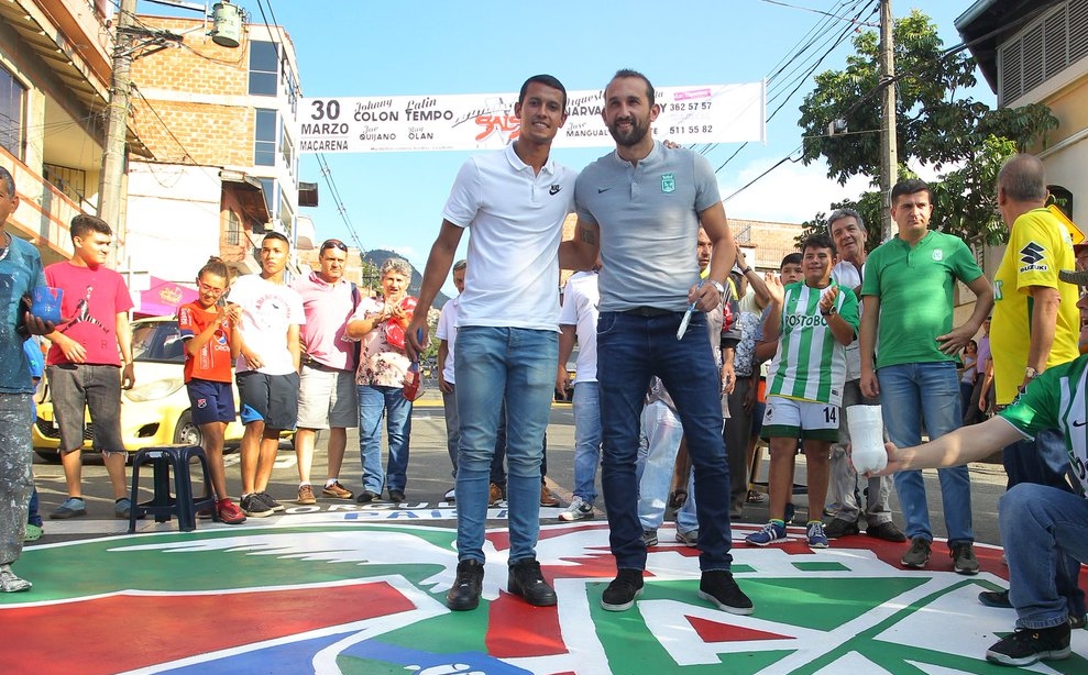 Hernán Barcos y Andrés Ricaurte, juntos en Villa Hermosa por el fútbol en paz