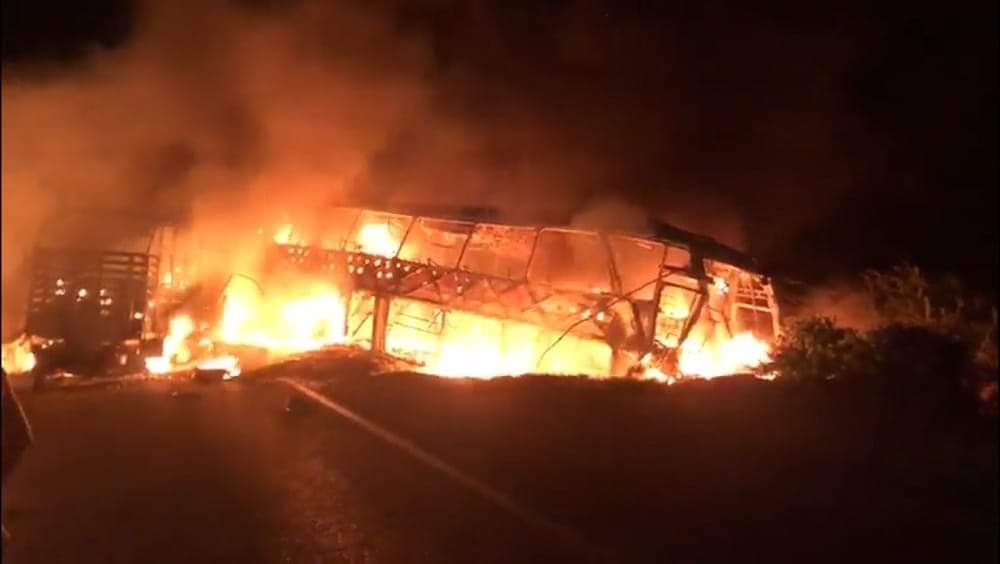 Dos vehículos de carga fueron incinerados en la vía a la Costa Atlántica