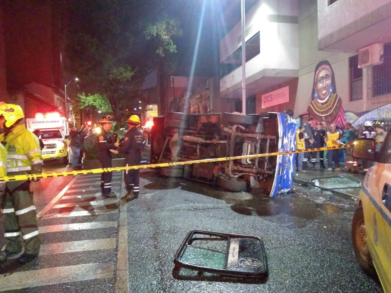 Al menos 17 lesionados tras volcamiento de bus en el Centro de Medellín