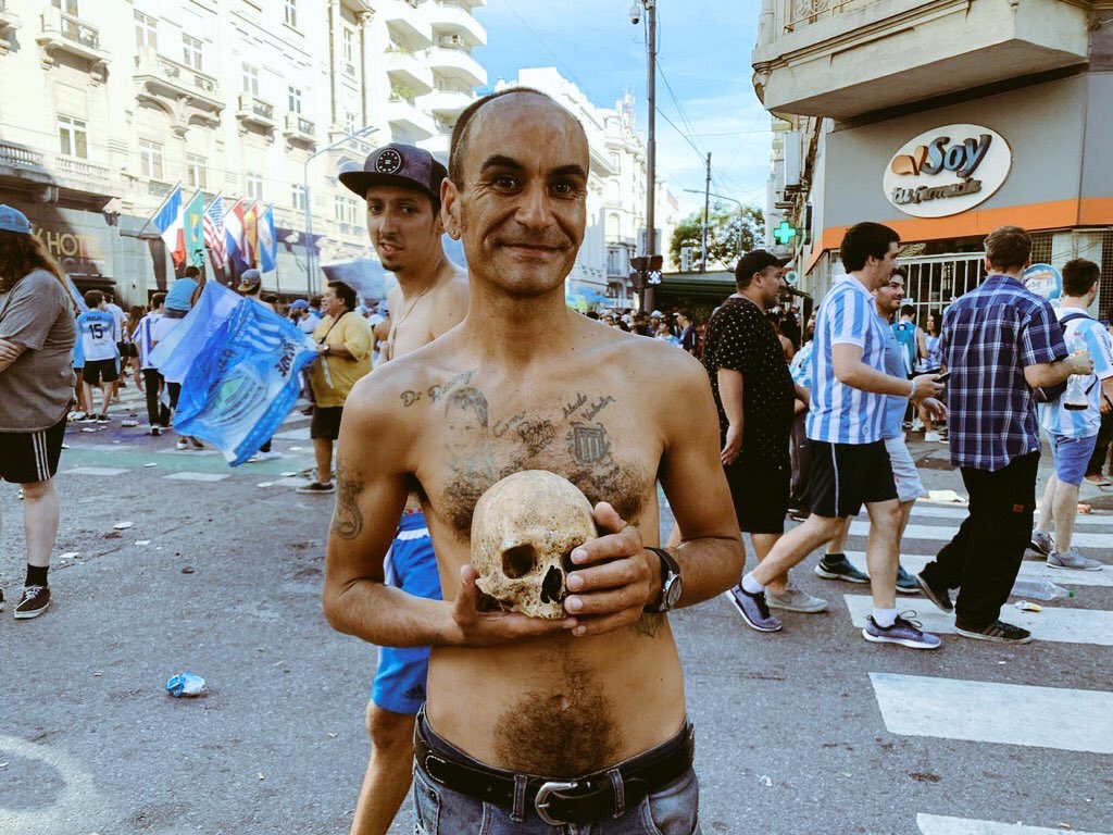 Con el cráneo de su abuelo, hincha de Racing celebró el triunfo de la Superliga