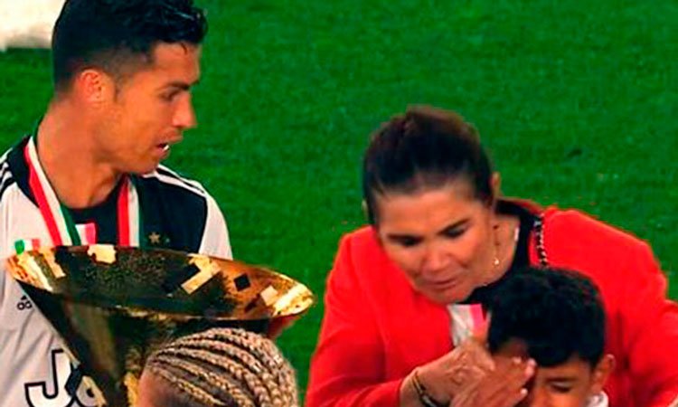(Video): Cristiano Ronaldo golpeó a su hijo en el rostro por accidente