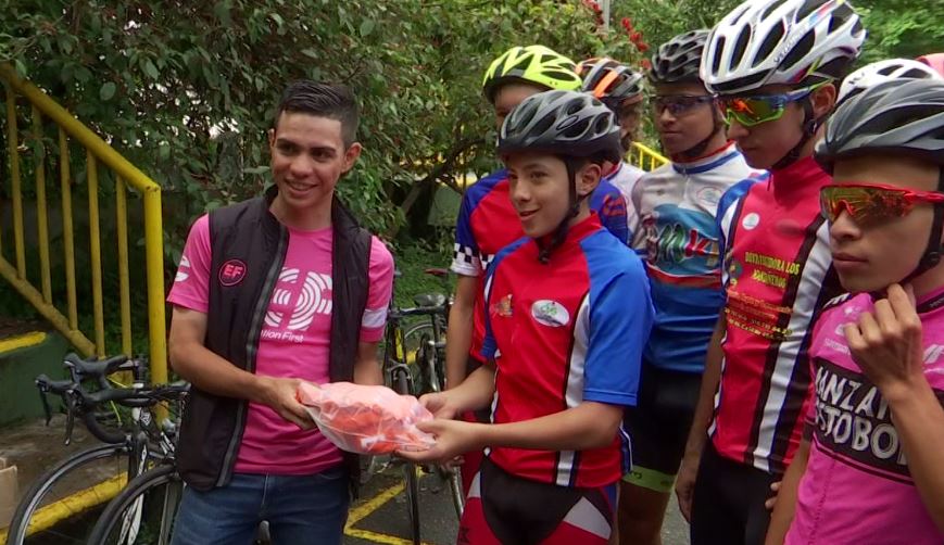 El ciclista Sergio Higuita repartió uniformes a niños de Medellín
