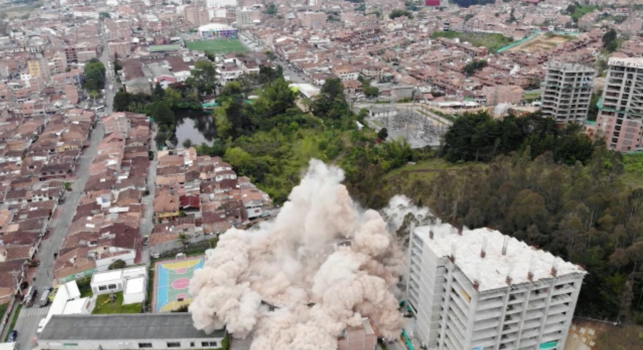 Así fue el derribamiento del edificio Altos del Lago en Rionegro