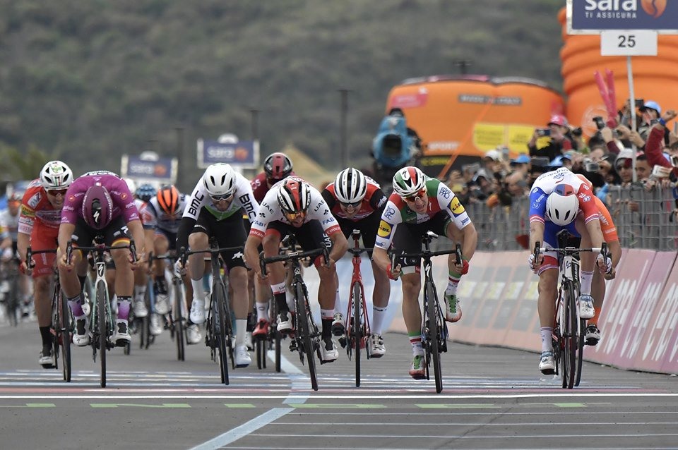 Tras descalificación de Viviani, Fernando Gaviria ganó la etapa 3 del Giro