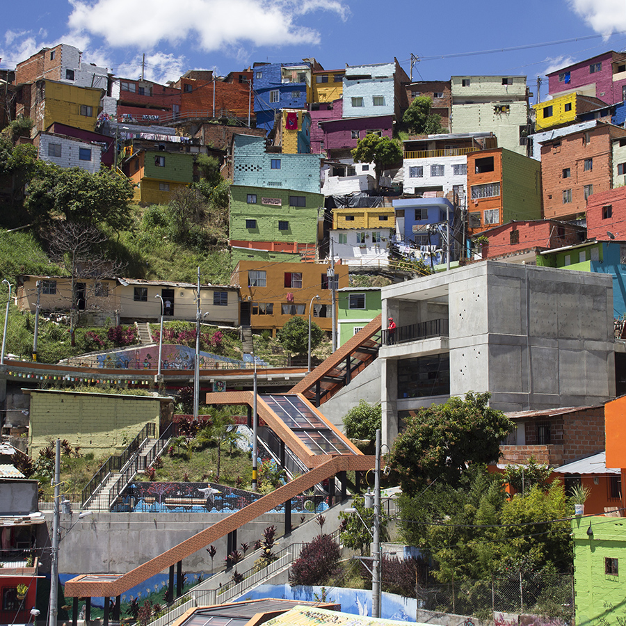 Medellín recibe cada vez más turistas interesados en el turismo barrial
