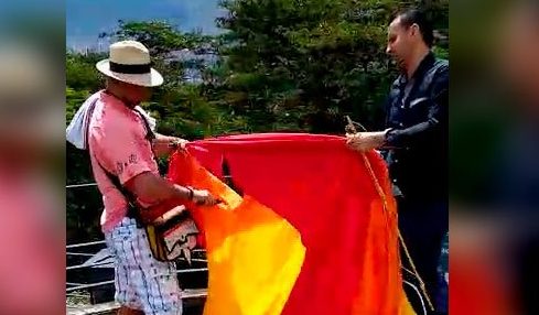 Indignación por ciudadano que rompió con un cuchillo la bandera multicolor izada en el Cerro Nutibara