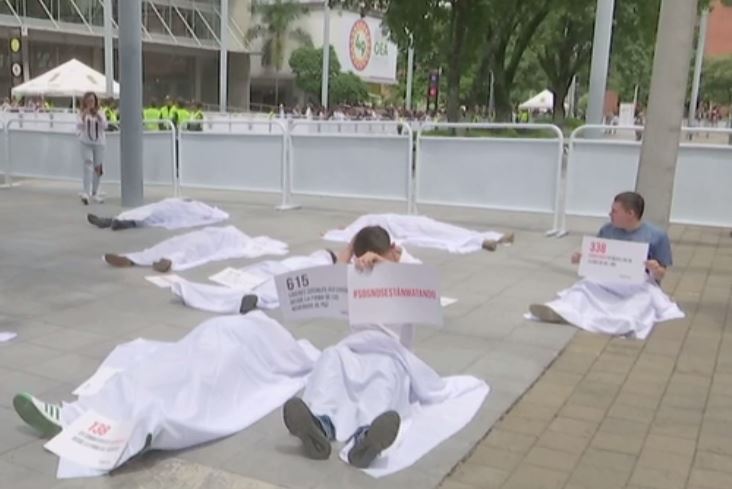 Colectivos ciudadanos protestaron por muertes de líderes sociales luego de culminada la OEA