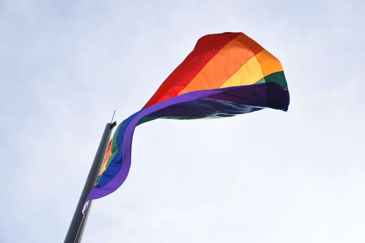 En acto simbólico la comunidad LGTBI volvió a izar la bandera en el Cerro Nutibara