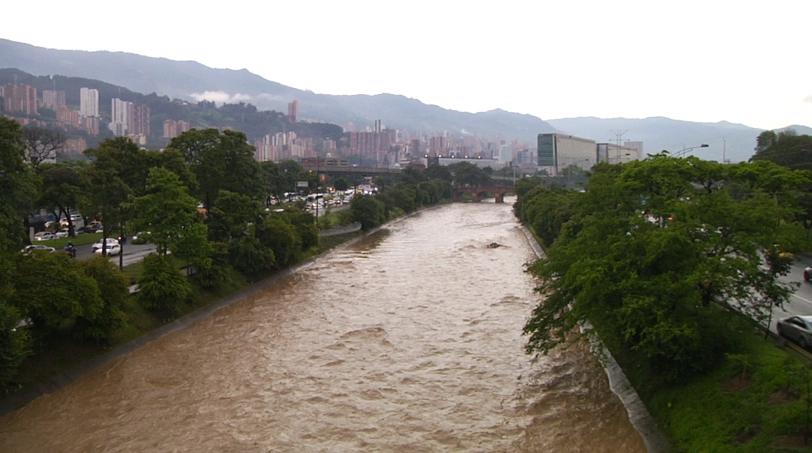 Gracias al monitoreo del río Medellín han reducido los vertimientos de color