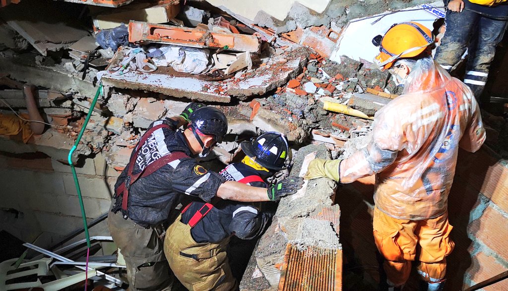 Avanza remoción de escombros de inmueble colapsado en el barrio Santander