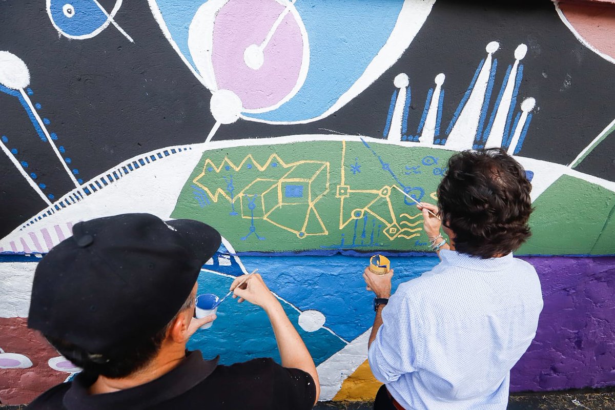 El artista Sun Yun-Li comenzó a intervenir el mural que regalará a Medellín
