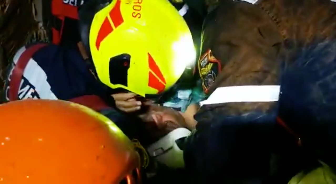 Luego de seis horas, rescatan a tercera persona con vida en el barrio Santander