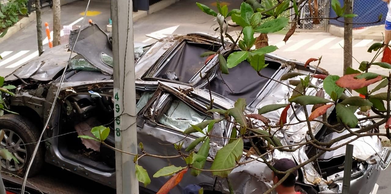Un vehículo cayó desde un cuarto piso en Sabaneta