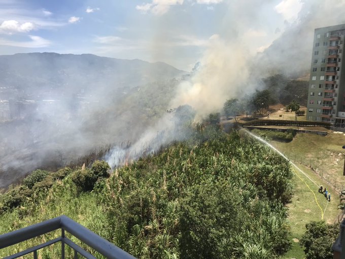 Bomberos atienden dos incendios forestales en Medellín e Itagüí