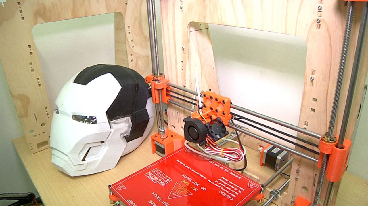 Con innovación mecatrónica, estudiantes crearon impresoras 3D y casco de Iron Man