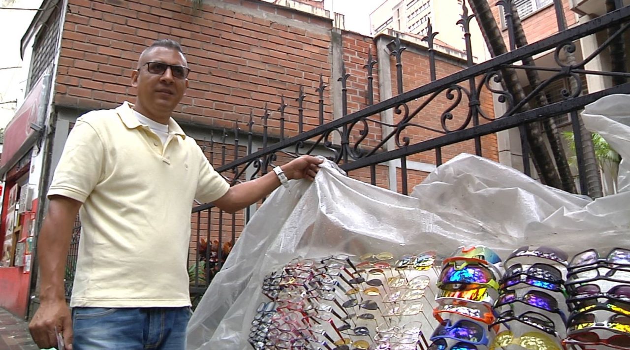 Jorge Sepúlveda, ejemplo de superación, vende gafas para financiar su música