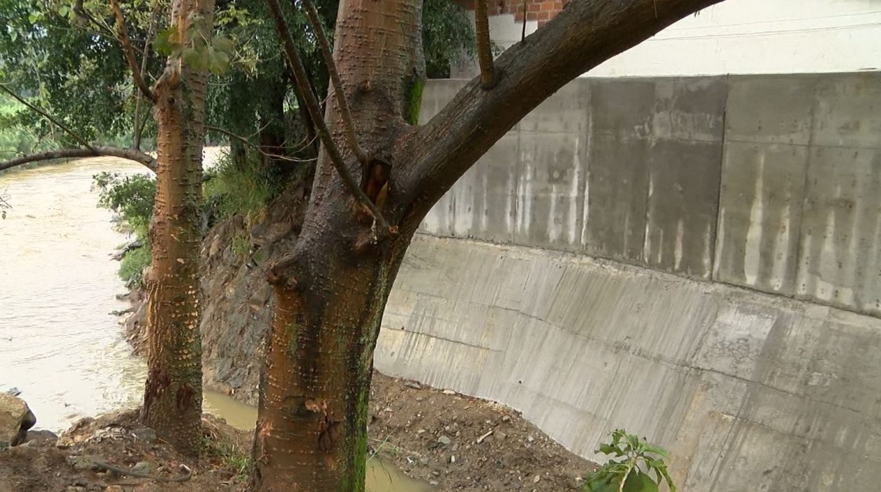 Avanza la construcción de muro para mitigar riesgo de lluvias en Copacabana