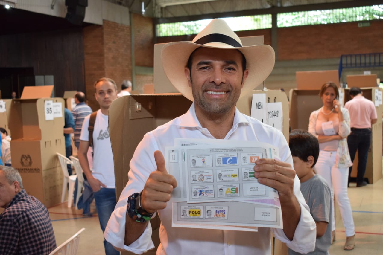 El candidato a la Gobernación Andrés Guerra ejerció su derecho al voto