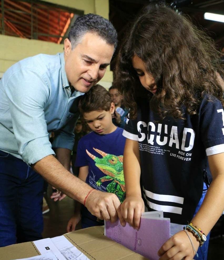 Candidato a la Gobernación Aníbal Gaviria votó en compañía de sus hijos