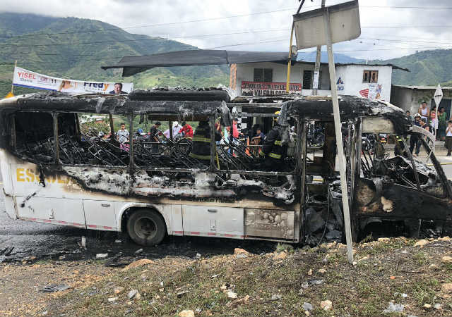 (Video) A salvo 24 niños que eran transportados en ruta escolar que se incendió en Bucaramanga
