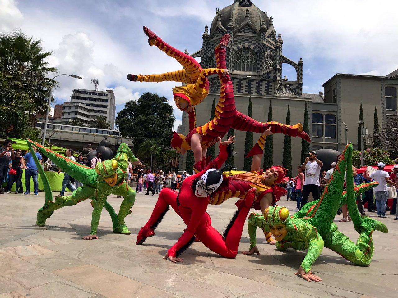 El Circo del Sol llegó a la ciudad de Medellín con su show Ovo