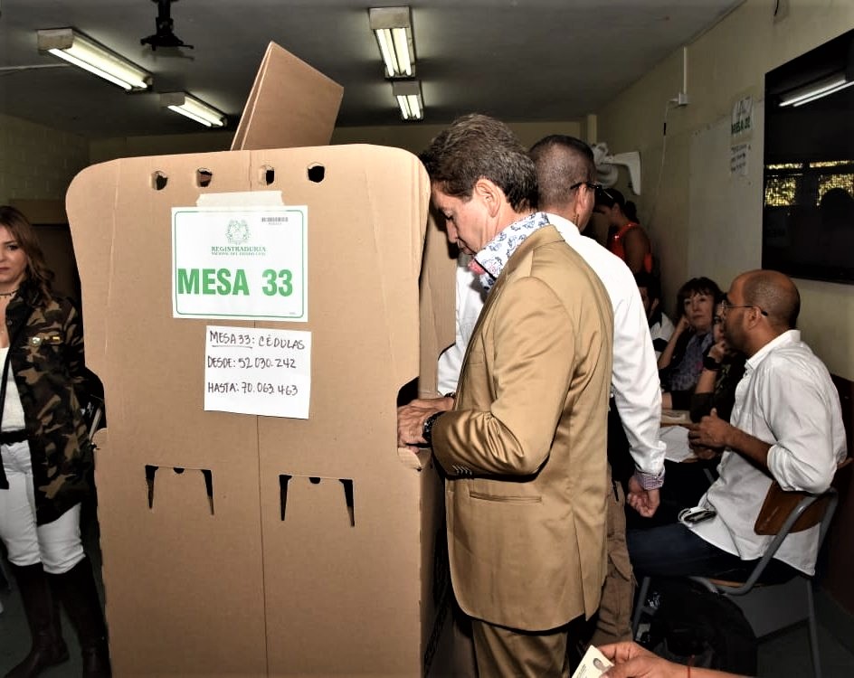 Gobernador de Antioquia, Luis Pérez Gutiérrez, ejerció su derecho al voto