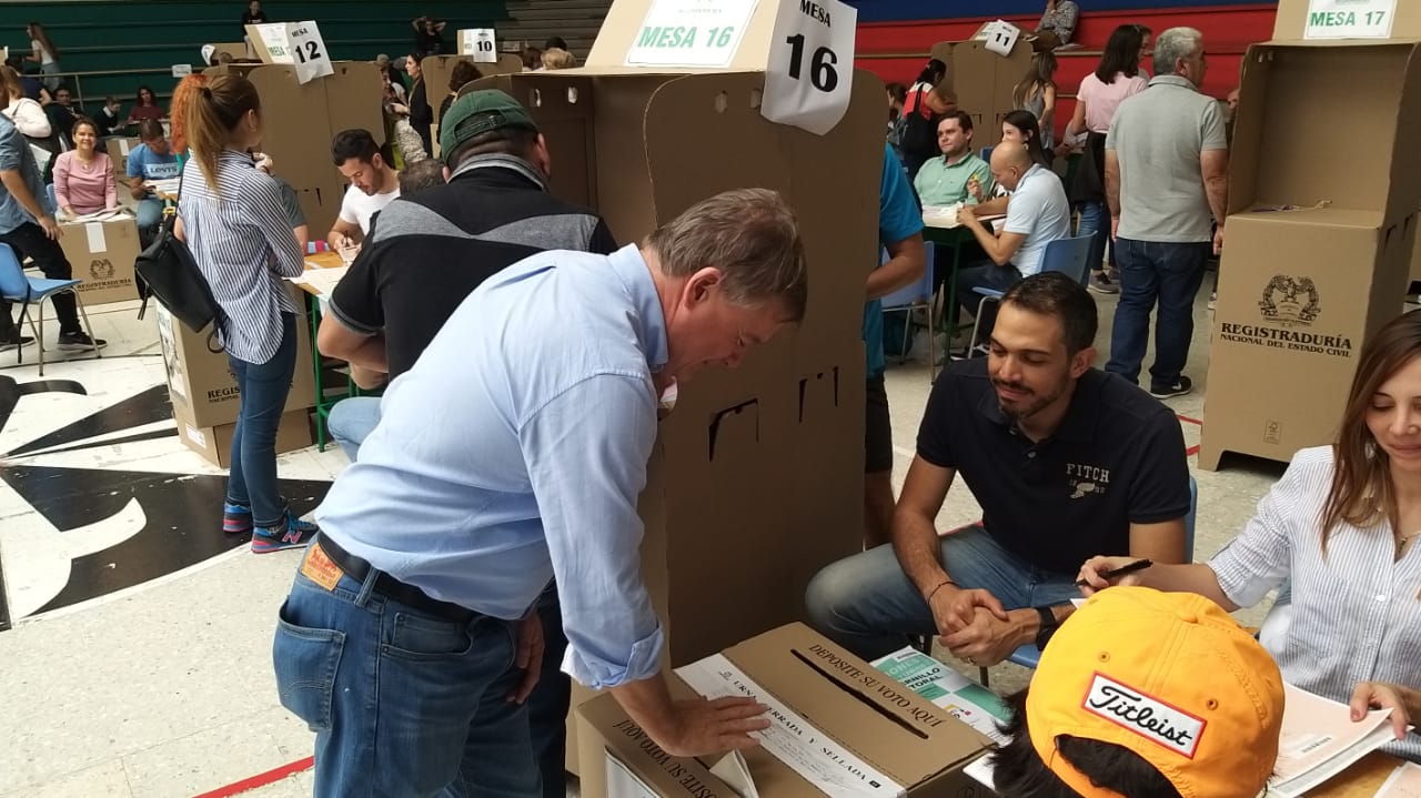 El candidato a la Alcaldía Juan Carlos Vélez ejerció su derecho al voto