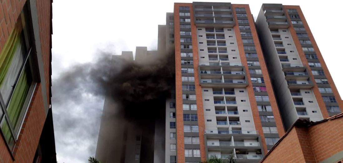 Una colilla de cigarrillo habría provocado incendio en edificio de San Germán