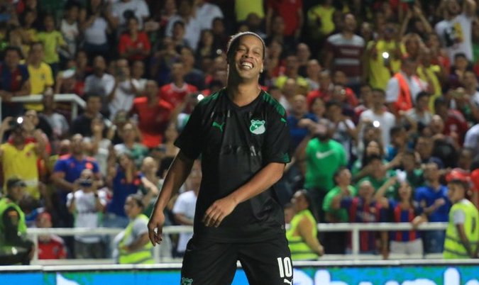 El error de ortografía en la placa que entregó Deportivo Cali a Ronaldinho