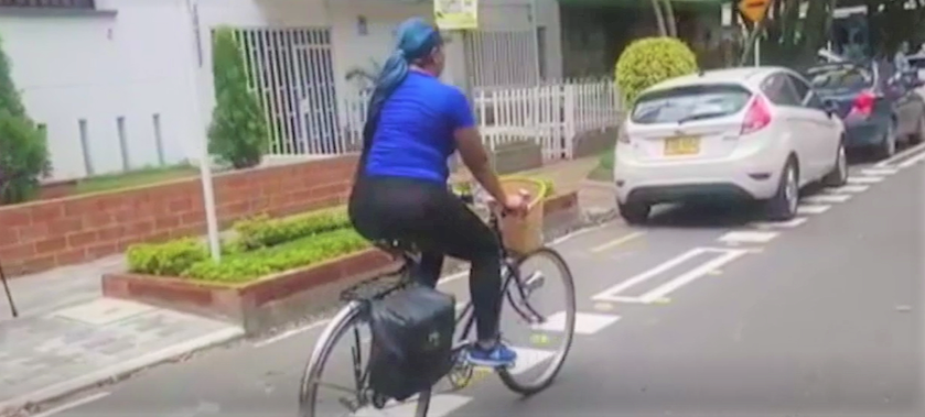 Video: imprudencias de vehículos estacionados en carriles de ciclorrutas