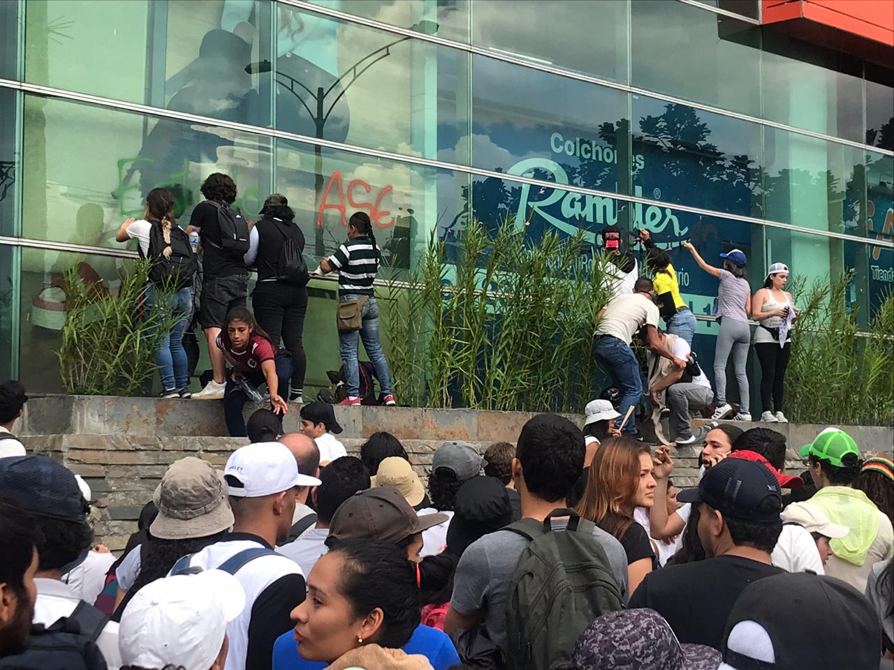 Estudiantes borraron grafitis pintados en centro comercial de la ciudad