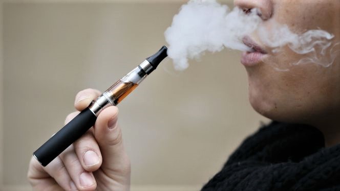 Cigarrillos electrónicos y vapeadores deben ser regulados: Minsalud