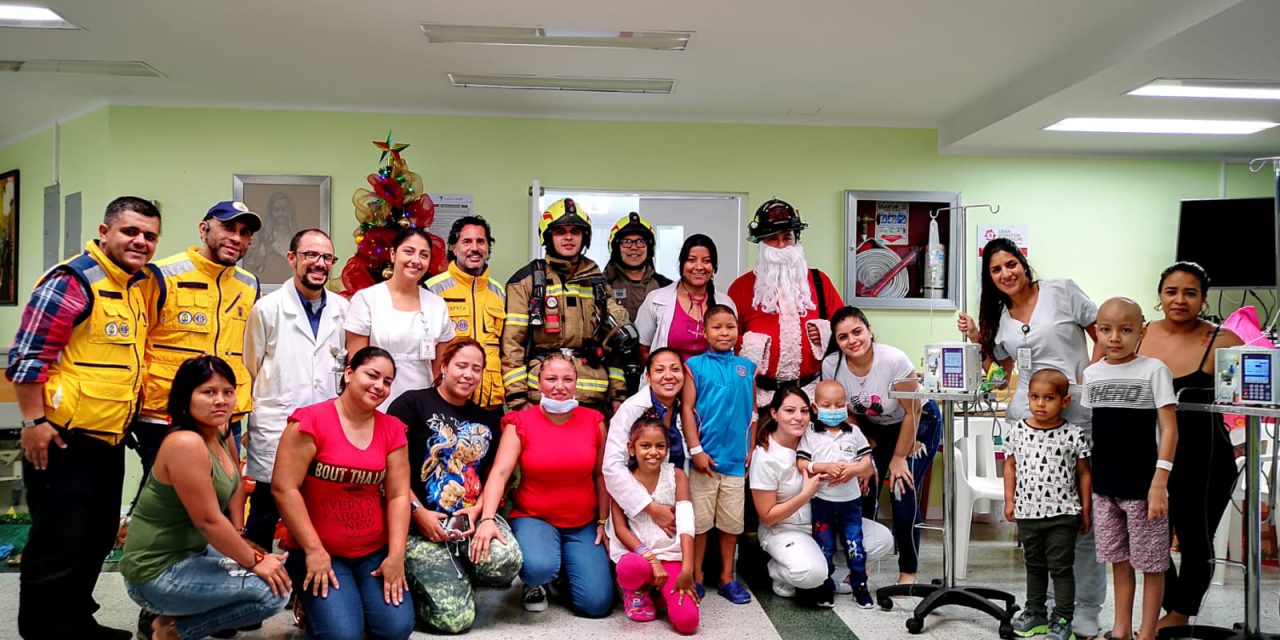 Bomberos de Medellín sorprendieron a niños del hospital San Vicente en Navidad