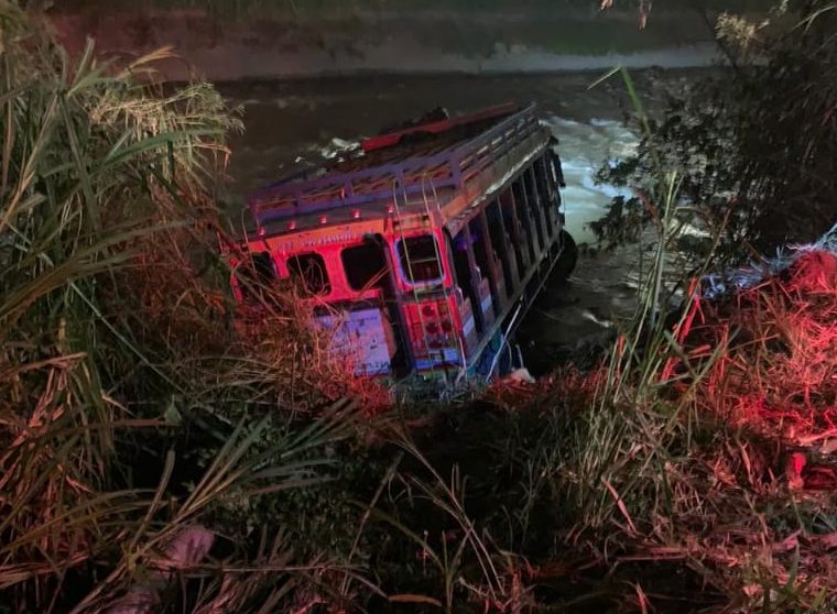 Chiva rumbera con 50 personas a bordo cayó al río Medellín