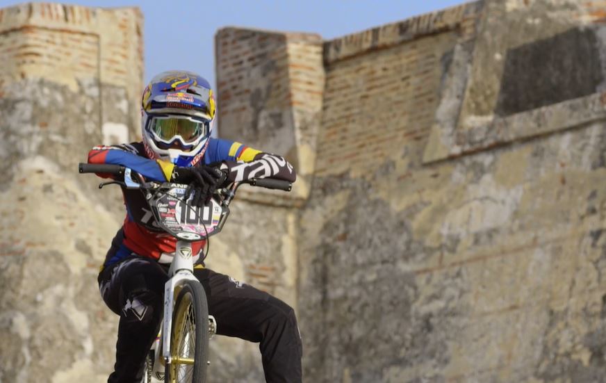 Mariana Pajón rodó con su bicicleta por las murallas del Castillo de San Felipe