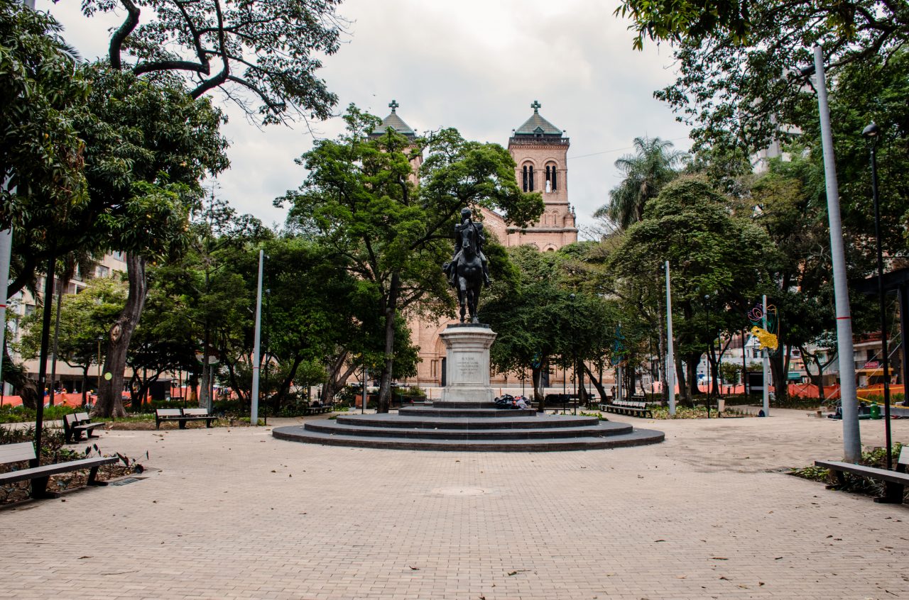 Medellín renovó su tradicional Parque de Bolívar en el centro de la ciudad